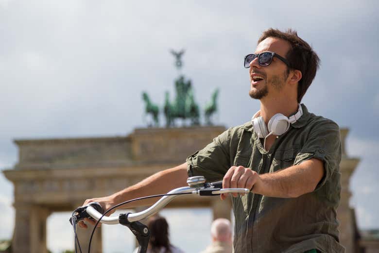 Recorriendo el centro de Berlín en bicicleta
