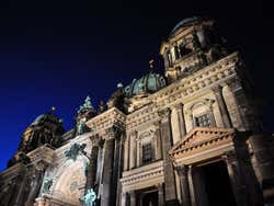 Catedral de Berlín iluminada