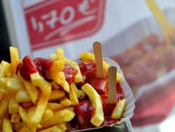 Currywurst con patatas fritas