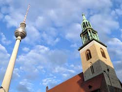 Fernsehturm e Iglesia Marienkirche